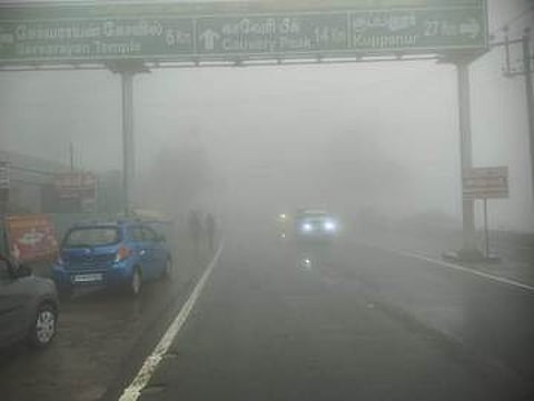 ஏற்காட்டில் கடும் பனிமூட்டத்தால் முகப்பு விளக்குடன் செல்லும் வாகனங்கள்.