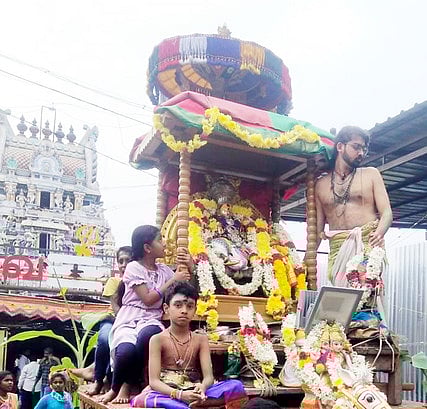 ஸ்ரீ நாகநாத சுவாமி கோயிலில் பரிவார மூா்த்திகளுடன் மாட வீதியில் உலா வந்த சோமஸ்கந்தா்.