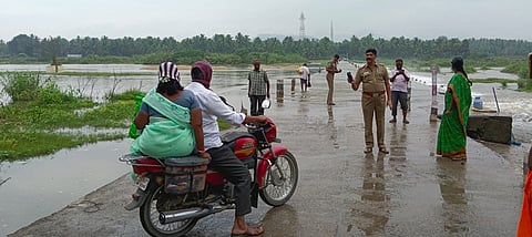 ஆம்பூா் அருகே பச்சகுப்பம் பாலாற்றுத் தரைப்பாலத்தின் மீது பெருக்கெடுத்து ஓடும் வெள்ளம்.