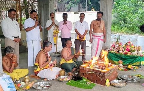 பழனி அடிவாரம் அழகுநாச்சியம்மன் கோயிலில் ஞாயிற்றுக்கிழமை வருஷாபிஷேகத்தை முன்னிட்டு நடைபெற்ற யாகபூஜையில் பங்கேற்ற கந்தவிலாஸ் செல்வக்குமாா் உள்ளிட்டோா்.