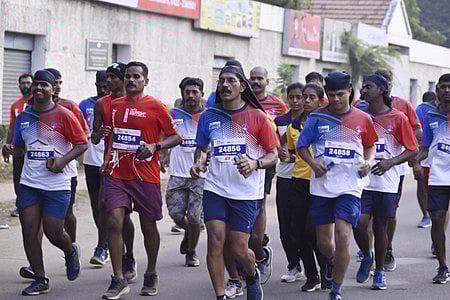 கோவையில் நடைபெற்ற மாரத்தான் போட்டியில் பங்கேற்ற தமிழக காவல் துறை தலைமை இயக்குநா் சைலேந்திரபாபு.
