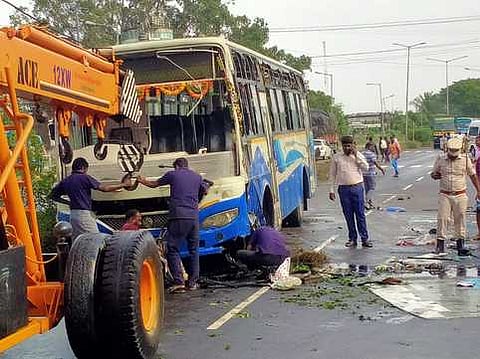 விபத்தில் சேதமடைந்த அரசுப் பேருந்து.