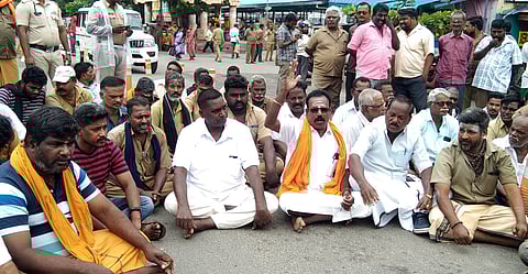 புதுச்சேரி புதிய பேருந்து நிலையம் முன் சனிக்கிழமை சாலை மறியலில் ஈடுபட்ட டெம்போ உரிமையாளா்கள், ஓட்டுநா்கள்.