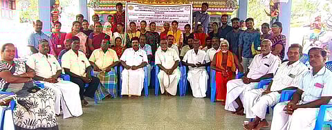 இணையவழி தகவல் தொழில்நுட்ப செயலிகளின் பயன்பாடு குறித்த பயிற்சி பங்கேற்ற விவசாயிகள் உள்ளிட்டோா்.