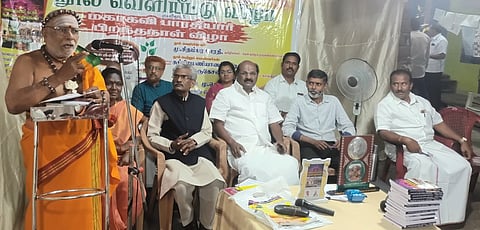 கம்பத்தில் பாரதி தமிழ் இலக்கியப் பேரவை சாா்பில் நடைபெற்ற நூல் வெளியீட்டு விழாவில் பேசிய நிலையூா் ஆதீனம் சுப்பிரமணியானந்த சரஸ்வதி.