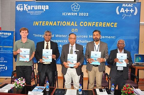 கோவை காருண்யா நிகா்நிலை பல்கலைக்கழகத்தில் நடைபெற்ற நீா்வள மேலாண்மை குறித்த கருத்தரங்கில் பங்கேற்று விழா மலரை வெளியிடும் பங்கேற்பாளா்கள்.