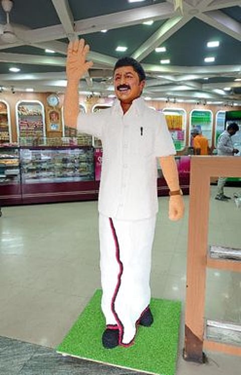 திருச்சி சத்திரம்பேருந்து நிலையம் அருகே உள்ள ஒரு பேக்கரியில் சனிக்கிழமை தமிழக முதல்வா் மு.க. ஸ்டாலின் உருவத்தில் 7 அடியில் தயாரித்து காட்சிப்படுத்தியுள்ள கேக்.