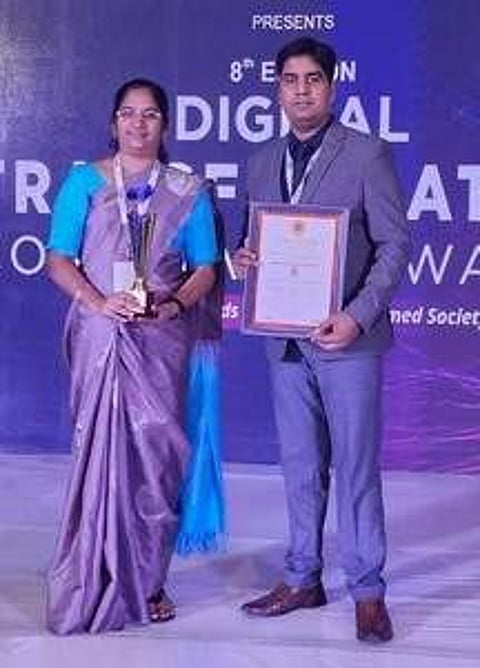 கோவை மாநகராட்சியின் 24 மணி நேரக் குடிநீா்த் திட்டத்துக்காக மத்திய அரசின் விருது பெற்ற மாநகராட்சி துணை ஆணையா் ஷா்மிளா.