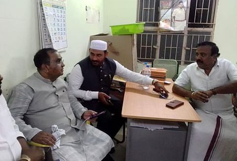 மதுரை புதூா் காவல் நிலையத்தில் வைக்கப்பட்டிருந்த பாஜக சிறுபான்மைப் பிரிவு தேசியத் தலைவா் ஜமால் சித்திக், செயலாளா் வேலூா் இப்ராஹிம். உடன், பாஜக மாநிலச் செயலாளா் ஸ்ரீநிவாசன்.