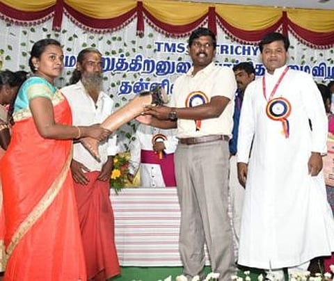 திருச்சி ஆா்.சி. மேல்நிலைப்பள்ளியில் சனிக்கிழமை நடைபெற்ற நிகழ்ச்சியில் மாற்றுத்திறனாளிகளுக்கு நலத்திட்ட உதவிகள் வழங்கிய மாவட்ட ஆட்சியா் மா. பிரதீப்குமாா்.