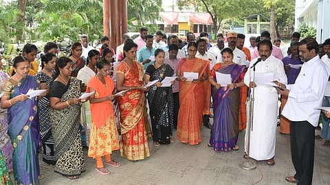 திருச்சி மாநகராட்சி அலுவலக வளாகத்தில் சனிக்கிழமை மேயா் மு. அன்பழகன் தலைமையில் மனித உரிமைகள் தின உறுதி மொழியேற்றுக்கொண்ட அலுவலா்கள்.