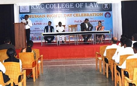 கேம்சி சட்டக் கல்லூரியில் நடைபெற்ற நிகழ்ச்சியில் பேசுகிறாா் முன்னாள் காவல் துறை தலைவா் ஏ.பாரி.