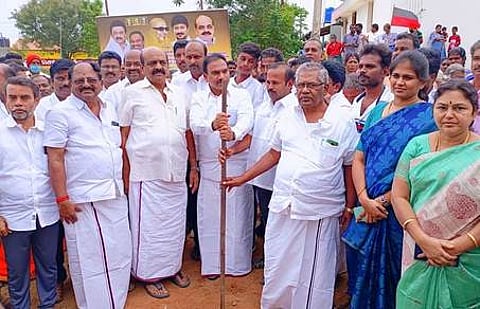 தத்தனூா் ஊராட்சியில் வளா்ச்சித் திட்டப் பணிகளைத் தொடக்கிவைக்கிறாா் நீலகிரி மக்களவை உறுப்பினா் ஆ.ராசா.