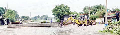 வேகவதி ஆற்றில் வெள்ளம் செல்லத் தடையாக உள்ள சிறுபாலத்தின் இரு புறங்களையும் பொக்லைன் இயந்திரங்கள் மூலம் உடைக்கும் பணி.