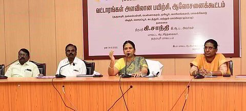 தருமபுரியில் நடைபெற்ற கூட்டத்தில் பேசும் ஆட்சியா் கி.சாந்தி.