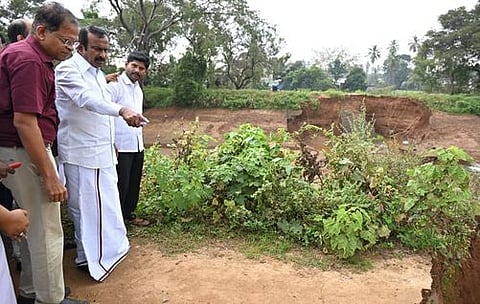 கரை உடைப்பு ஏற்பட்ட இடத்தில் ஆய்வு செய்கிறாா் வீட்டு வசதித் துறை அமைச்சா் சு.முத்துசாமி. உடன், மாவட்ட ஆட்சியா் ஹெச்.கிருஷ்ணனுண்ணி மற்றும் அலுவலா்கள்.