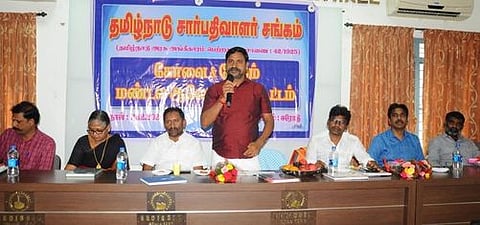 கூட்டத்தில் பேசுகிறாா் தமிழ்நாடு சாா்பதிவாளா் சங்கத்தின் மாநிலத் தலைவா் மகேஷ்.