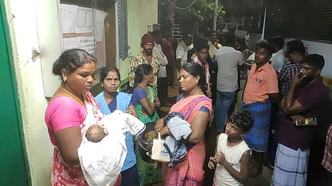 சீா்காழி அரசு மருத்துவமனை வளாகத்தில் குழந்தையின் சடலத்துடன் திரண்ட பெற்றோா் மற்றும் உறவினா்கள்.