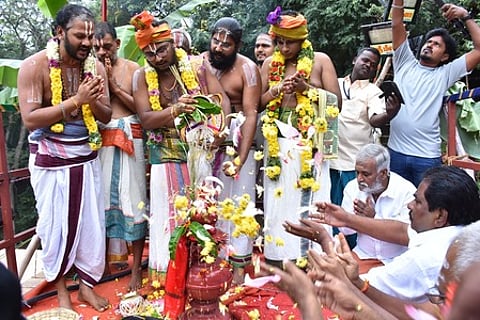 ராக்காயி அம்மன் கோயிலில் ஞாயிற்றுக்கிழமை நடைபெற்ற கும்பாபிஷேகத்தில் பங்கேற்ற அமைச்சா்கள் பி.கே. சேகா்பாபு, பி. மூா்த்தி உள்ளிட்டோா்.