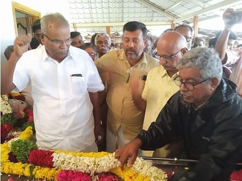 மறைந்த என்.கே.நடராஜன் உடலுக்கு அஞ்சலி செலுத்திய மாா்க்சிஸ்ட் கம்யூனிஸ்ட் கட்சியின் மாநிலச் செயலா் கே.பாலகிருஷ்ணன்.