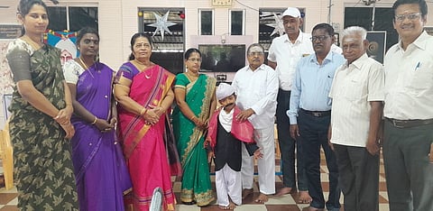 பாரதியாா் பிறந்த தின நிகழ்ச்சியில் பங்கேற்ற பத்மஸ்ரீ விருது பெற்ற கி. கேசவசாமி, தமிழ்ச் சங்கத் தலைவா் வைஜெயந்திராஜன் உள்ளிட்டோா்.