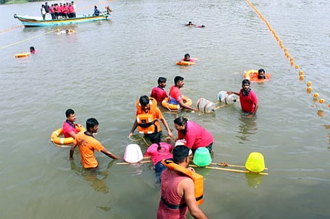 அரசலாறு பகுதியில் தன்னாா்வலா்களுக்கு பயிற்சியளிக்கும் சேவா அமைப்பினா்.