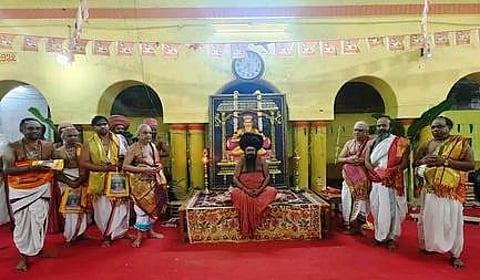 தருமபுரம் ஆதீனம் 27-வது குருமகா சந்நிதானம் ஸ்ரீலஸ்ரீ மாசிலாமணி தேசிக ஞானசம்பந்த பரமாசாரிய சுவாமிகளிடம் அருளாசி பெற்ற சிவாச்சாரியா்கள்.