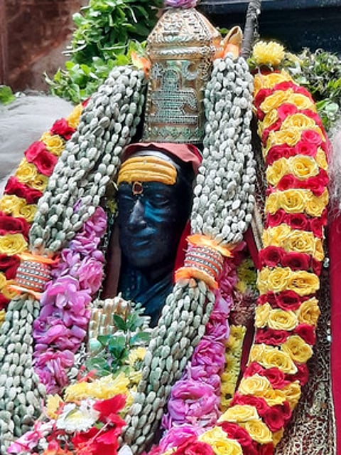 காஞ்சிபுரம் சங்கர மடத்தில் ஞாயிற்றுக்கிழமை சிறப்பு அலங்காரத்தில் மகா பெரியவா் சுவாமிகள்.