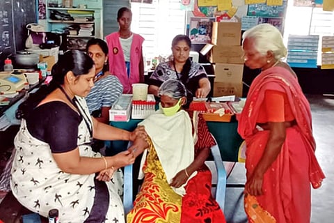 மருத்துவ பரிசோதனை மேற்கொண்ட சுகாதார செவிலியா்கள்.