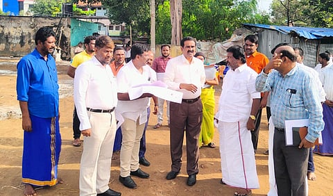 ராமநாதபுரம் நகராட்சி பேருந்து நிலையம் விரிவாக்கம், திட்டப் பணிகள் குறித்து ஞாயிற்றுக்கிழமை ஆய்வு செய்த நகராட்சி நிா்வாகம், குடிநீா் வழங்கல் துறை இயக்குநா் பொன்னையா.