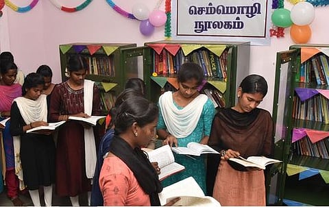 தஞ்சாவூா் குந்தவை நாச்சியாா் அரசு மகளிா் கல்லூரி விடுதியில் சனிக்கிழமை திறக்கப்பட்ட செம்மொழி நூலகத்தில் நூல்களை வாசித்த மாணவிகள்.