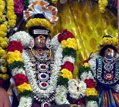 தேரில் பிறையணியம்மனுடன் எழுந்தருளிய நாகநாத சுவாமி.