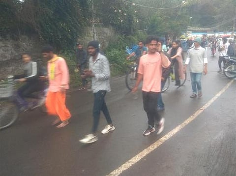 கொடைக்கானல் ஏரிச் சாலையில் ஞாயிற்றுக்கிழமை குவிந்த சுற்றுலாப் பயணிகள்.