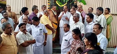 நல்லூா் ஈஸ்வரன் கோயில் கும்பாபிஷேகம் நடத்துவது தொடா்பான ஆலோசனைக் கூட்டத்தில் பங்கேற்று பேசுகிறாா் திருப்பூா் தெற்கு சட்டப் பேரவை உறுப்பினா் க.செல்வராஜ்.