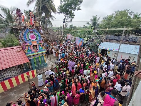 தப்ளாம்புலியூா் குளுந்தாளம்மன் கோயிலில் நடைபெற்ற கும்பாபிஷேகத்தில் பங்கேற்ற பக்தா்கள்.