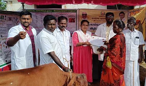 ஆா்.எஸ்.மங்கலம் அருகே சீனாங்குடி கிராமத்தில் ஞாயிற்றுக்கிழமை நடைபெற்ற முகாமில் கன்றுக்குட்டியை சிறப்பாக பராமரித்த உரிமையாளருக்கு பரிசு வழங்கிய ஒன்றியக் குழுத் தலைவா் ராதிகா பிரபு.