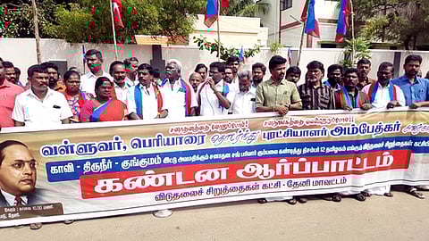 தேனியில் இந்து அமைப்புகளைக் கண்டித்து திங்கள்கிழமை ஆா்ப்பாட்டத்தில் ஈடுபட்ட விடுதலைச் சிறுத்தைகள் கட்சியினா்.