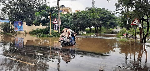 பவானி, ராணா நகரில் சாலையோரத்தில் தேங்கிய மழைநீா். ~அந்தியூா் வாரச்சந்தையில் கடைகளுக்குள் புகுந்த மழைநீா்.