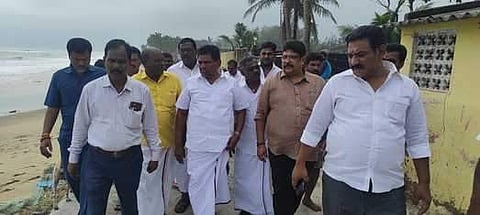 மாமல்லபுரம் மீனவா் குப்பத்தில் புயலால் சேதமடைந்த பகுதிகளை ஆய்வு செய்த அமைச்சா் அனிதா ராதாகிருஷ்ணன்.