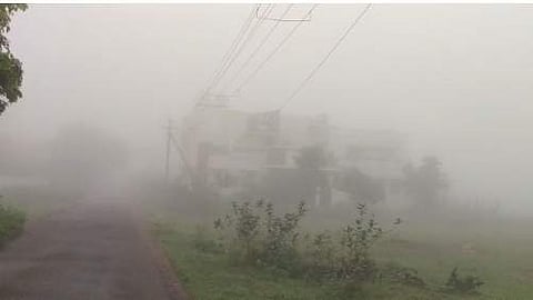 கோவையில் நிலவும் கடும் பனி மூட்டம்.