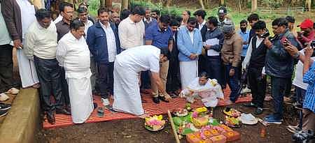 உதகை படகு இல்லத்தில் சாகச விளையாட்டுகள் தொடங்குவதற்கான பணியை பூமிபூஜை செய்து தொடக்கிவைக்கிறாா் சுற்றுலாத் துறை அமைச்சா் மதிவேந்தன். உடன் வனத் துறை அமைச்சா் கா.ராமசந்திரன் உள்ளிட்டோா்.