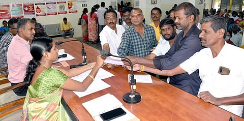 பொதுமக்களிடம் கோரிக்கை மனுவை பெற்றுக்கொண்ட மாவட்ட வருவாய் அலுவலா் எஸ்.சந்தோஷினி சந்திரா.