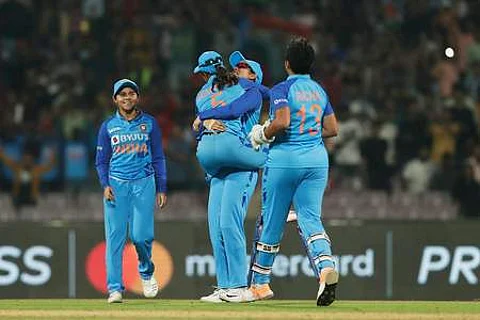 இரண்டாவது மகளிா் டி20: இந்தியா அபார வெற்றி