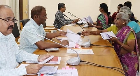 ராணிப்பேட்டை மாவட்ட மக்கள் குறைதீா் கூட்டத்தில் பொதுமக்களிடம் குறைகளைக் கேட்டறிந்த ஆட்சியா் தெ.பாஸ்கர பாண்டியன்.