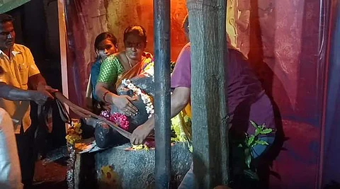 லட்சுமி யானையின் கற்சிலையை கட்டியணைத்து எடுக்கவிடமாட்டோம் என எதிர்ப்பு தெரிவித்த பொதுமக்கள்.