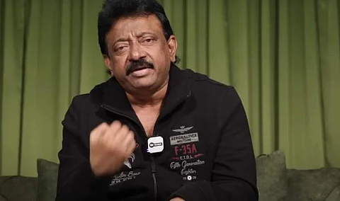 நடிகையின் காலுக்கு முத்தம்: அதிர்ச்சி விளக்கம் கொடுத்த பிரபல இயக்குநர்!