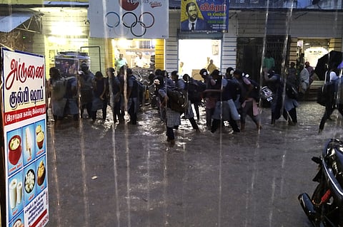 செங்கத்தில் திடீா் மழை: மாணவா்கள் அவதி