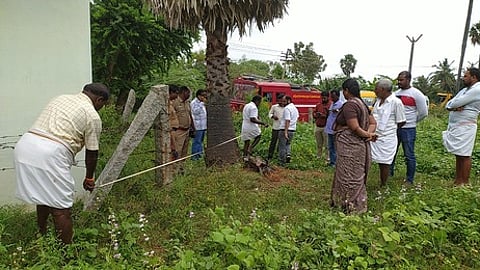 தொளசம்பட்டி பகுதியில் நில ஆக்கிரமிப்பை அகற்றும் பணியில் ஈடுபட்டுள்ள வருவாய்த் துறையினா்.