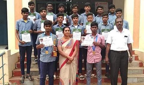 போட்டிகளில் வென்ற மாணவர்களுக்கு வாழ்த்து தெரிவித்த ஆசிரியர்கள்.