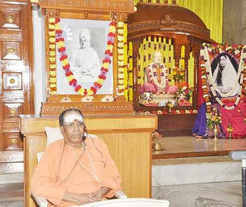 மதுரை ராமகிருஷ்ண மடத்தின் தலைவா் சுவாமி கமலாத்மானந்தா்.